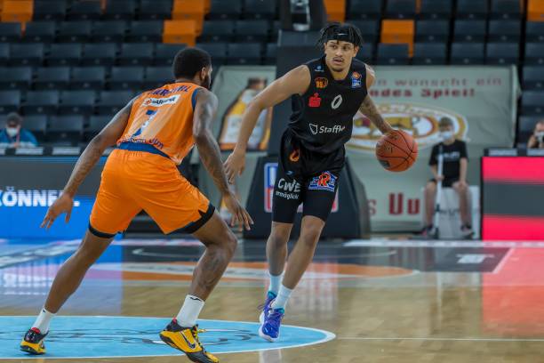 湖人首轮游引热议：美媒晒詹皇近7年履历扎心 C罗梅西LBJ同天出局